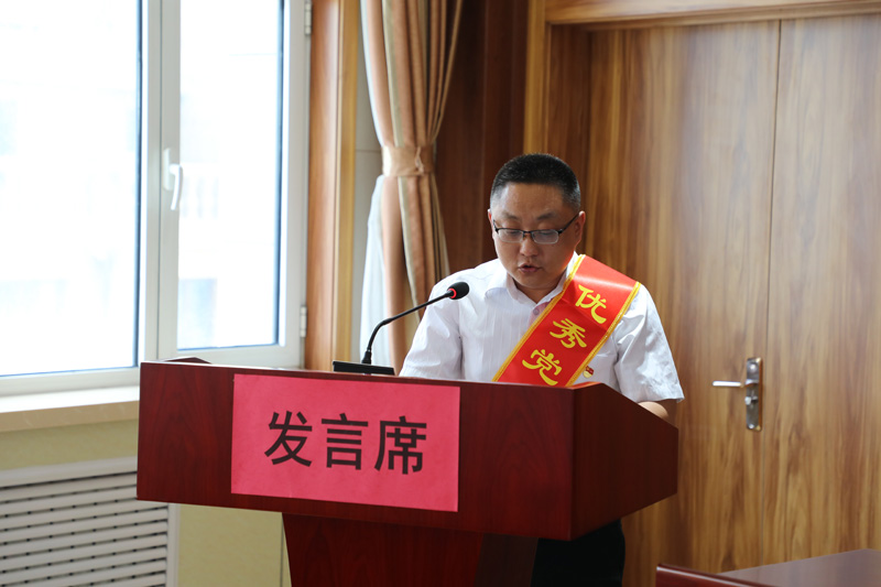 优秀党务工作者代表发言.JPG